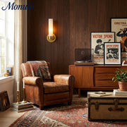 Aplique de pared moderno Roven con pantalla cilíndrica de vidrio: un detalle versátil para la sala de estar.